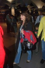 Madhuri Dixit snapped with kids and husband at the airport in Mumbai on 1st Jan 2012 (2).JPG